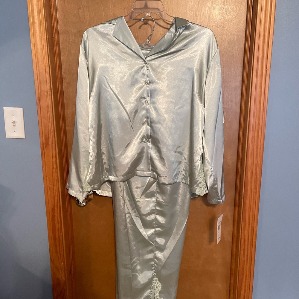 NWT 2pc Women’s Satin Pajamas. Size 2X.
